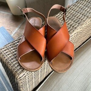Universal Thread sandals Size 7.5 Brown
Worn, but have plenty of wear left